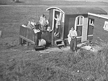 VED STRANDEN 18 - LYSTRUP STRAND, Familien ved den gamle cirkusvogn i starten af 1950'erne.jpg